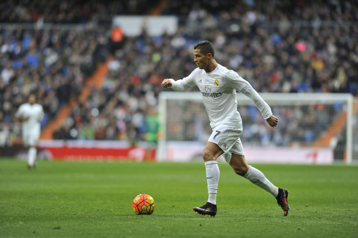 Cristiano Ronaldo jugando futbol 
