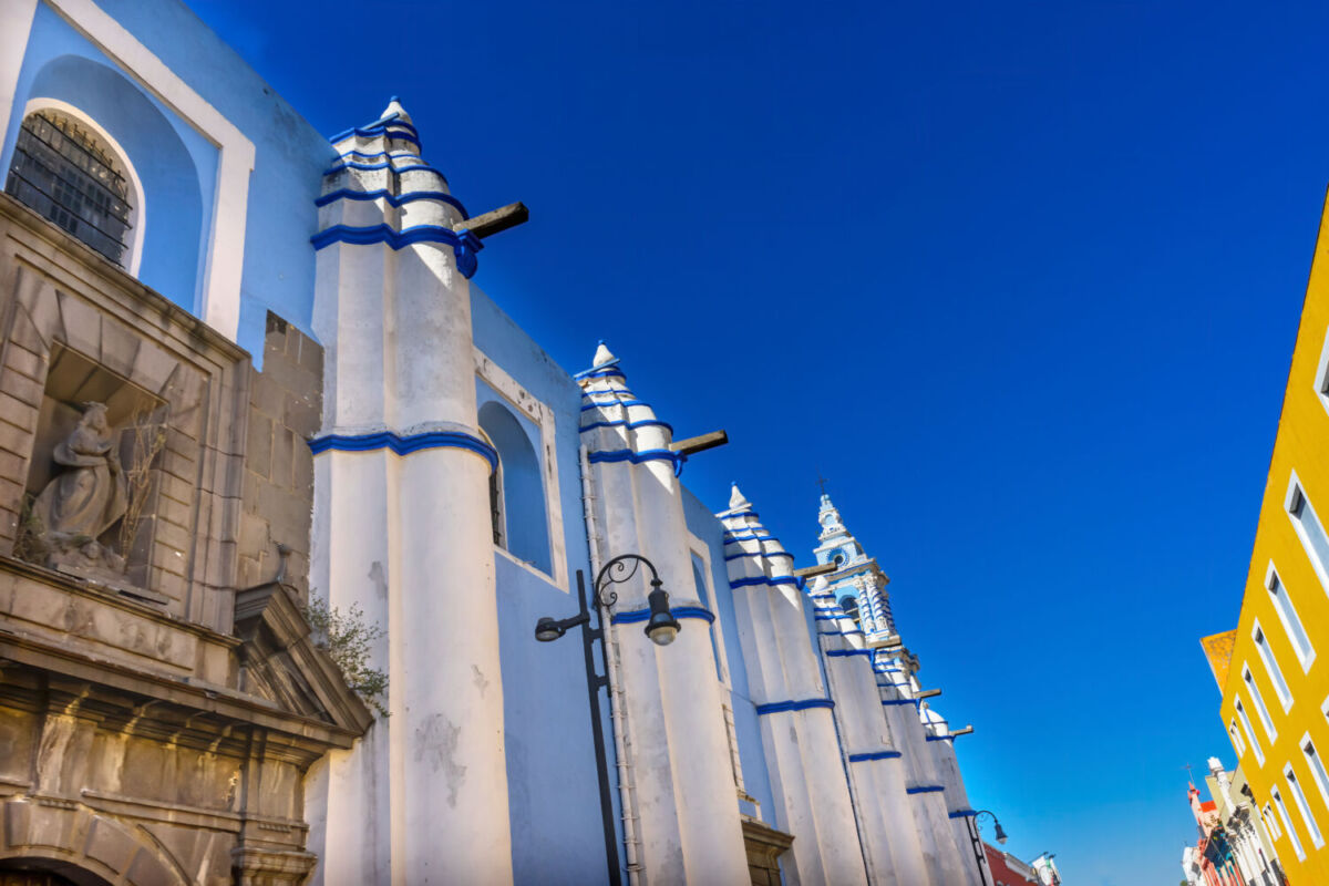 fachada blanca con azul de un templo en Puebla
