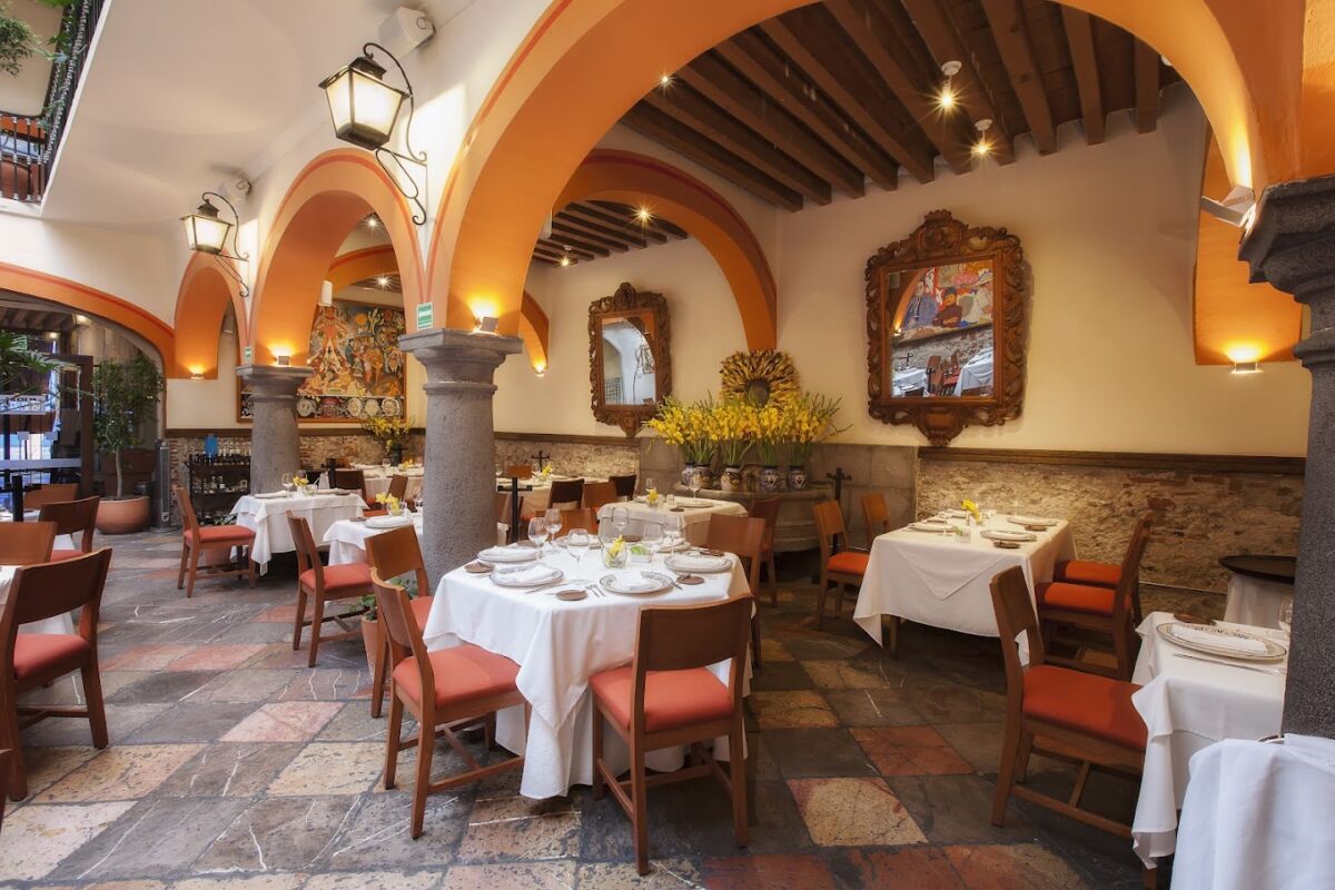 restaurante dentro de un edificio colonial en Puebla
