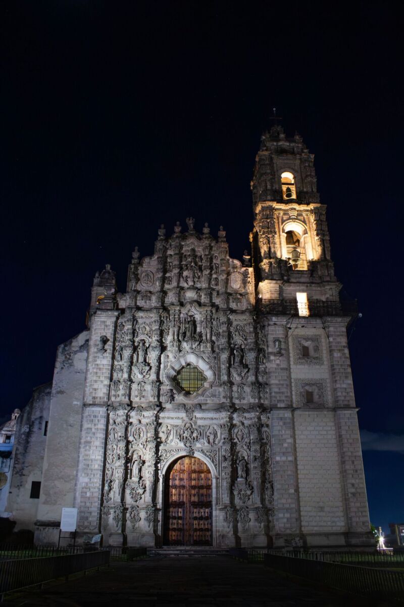 Iglesia de Tepotzotlán en la noche