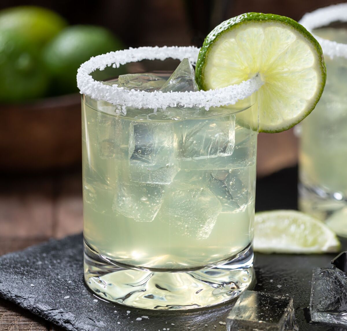 margarita en vaso escarchado con una rodaja de limón