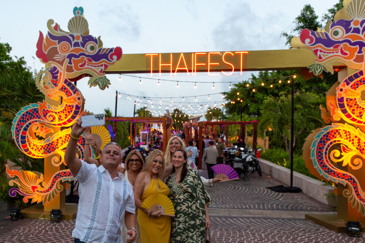 Asistentes tomándose una foto en la entrada del Thai Fest 2026 