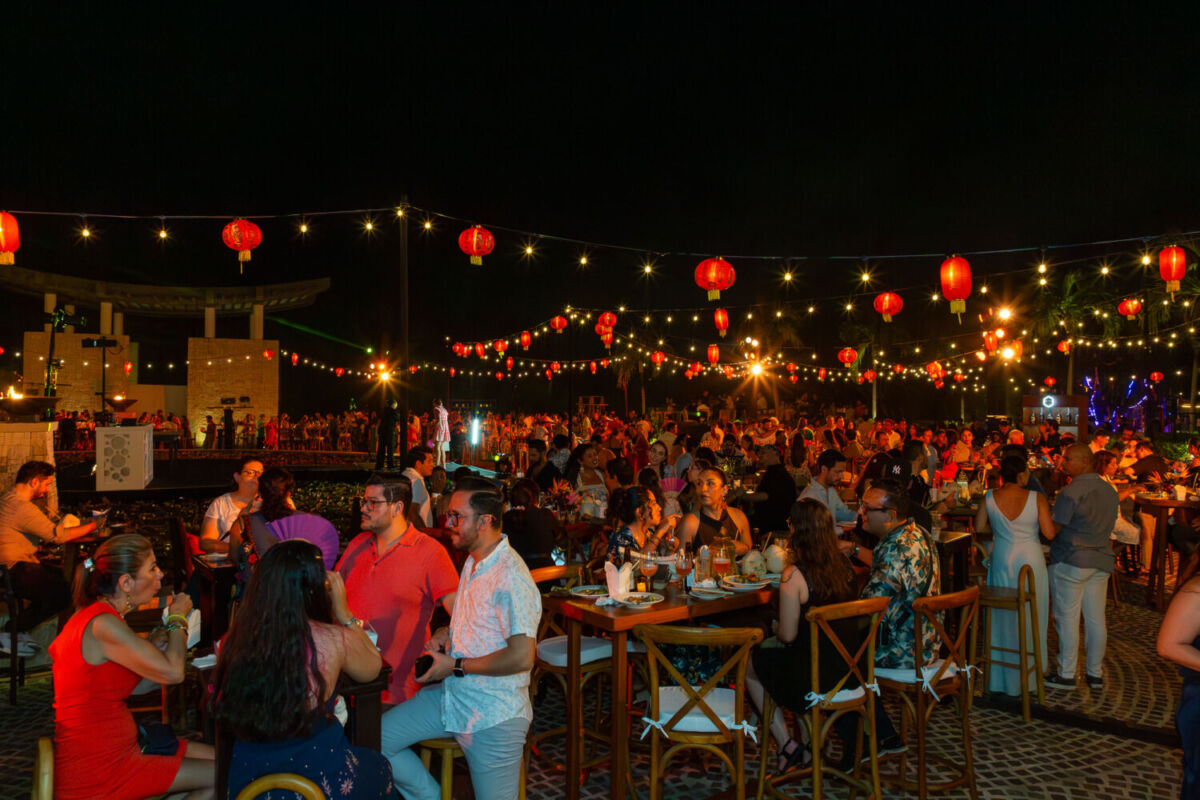 Personas disfrutando del Thai Fest en el Hotel Banyan Tree Mayakoba 