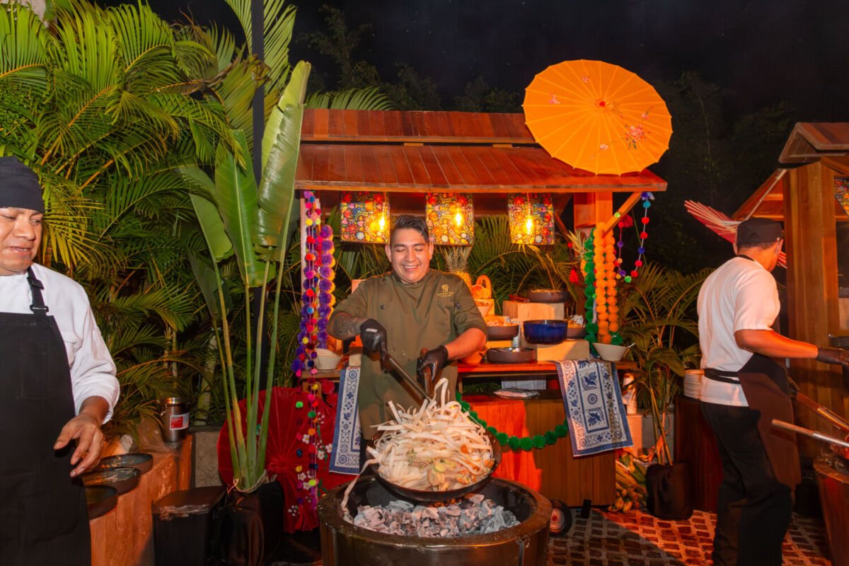 Cocinero preparando un pad thai en el Thai Fest del Banyan Tree Mayakoba 