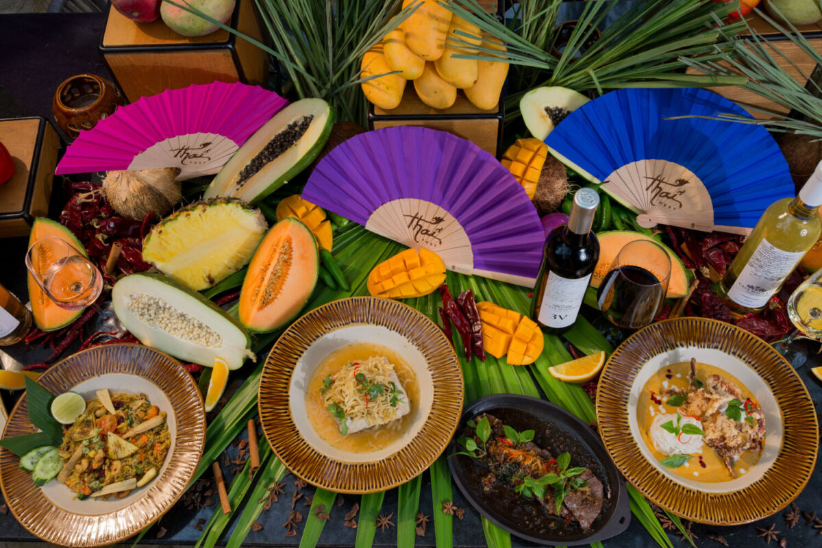 Mesa colorida con platillos tradicionales de Tailandia en el Thai Fest del hotel Banyan Tree Mayakoba