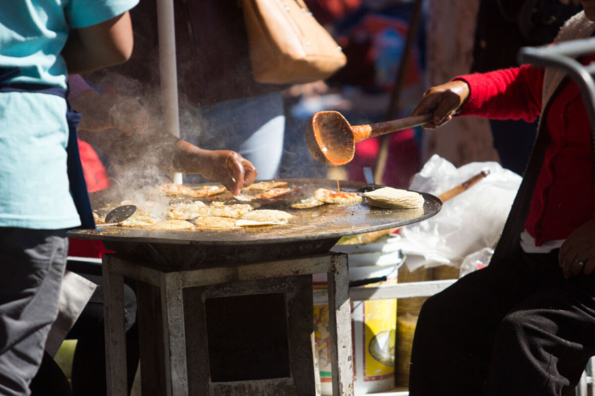 vendedor ambulante vendiendo tacos fritos en tlaxcala