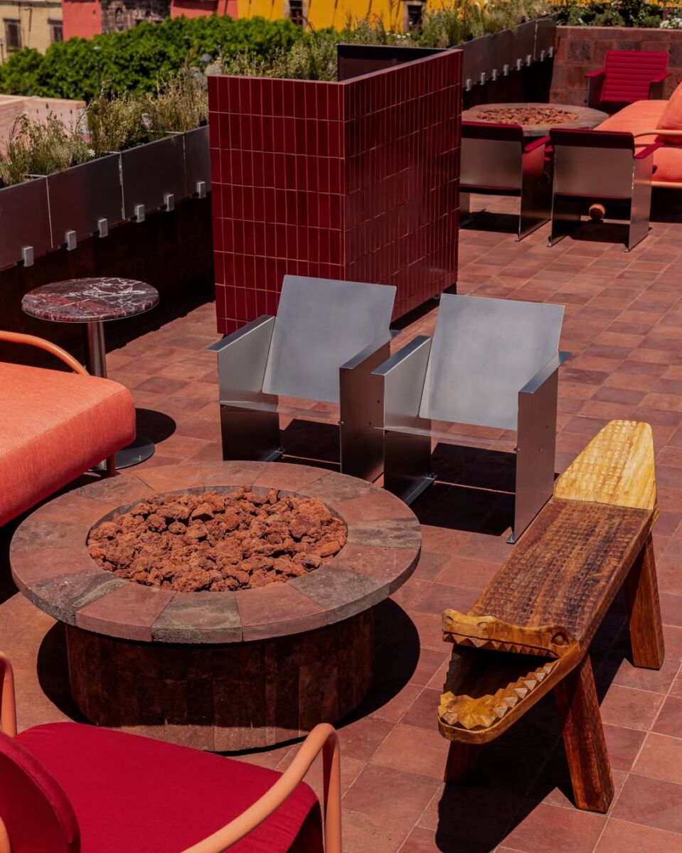 Muebles en terraza de un bar al aire libre
