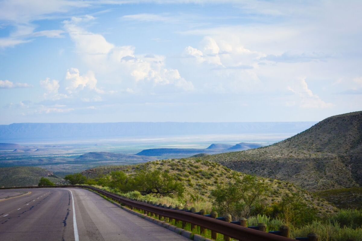 Carretera mexicana con horizonte abierto de día