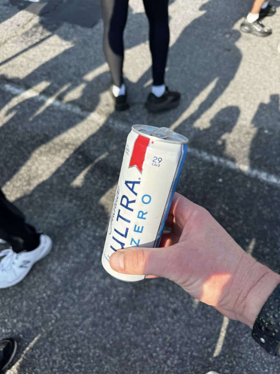 Runner con cerveza ultra zero 