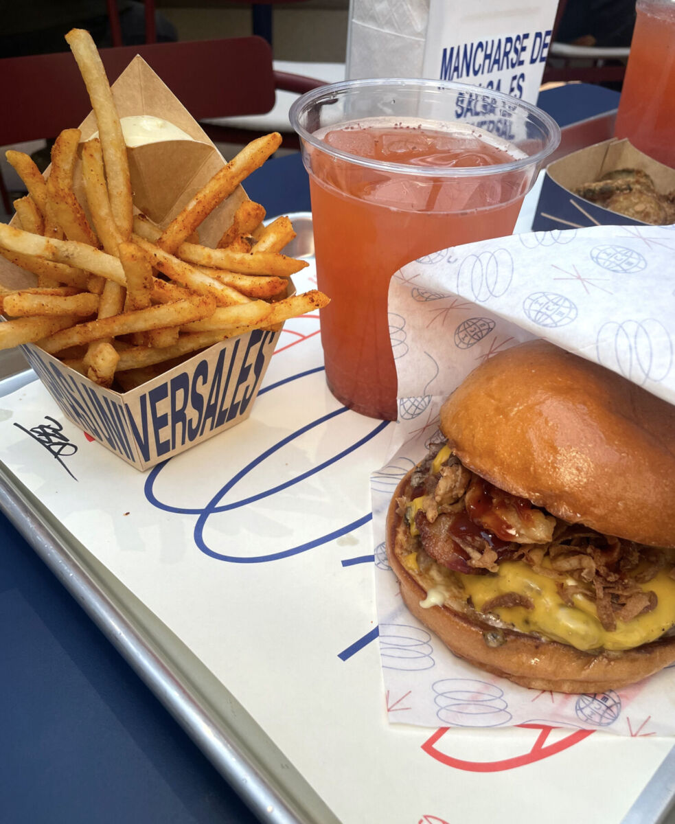 Paquete de hamburguesa con papas y agua en el Universal de Hamburguesas 