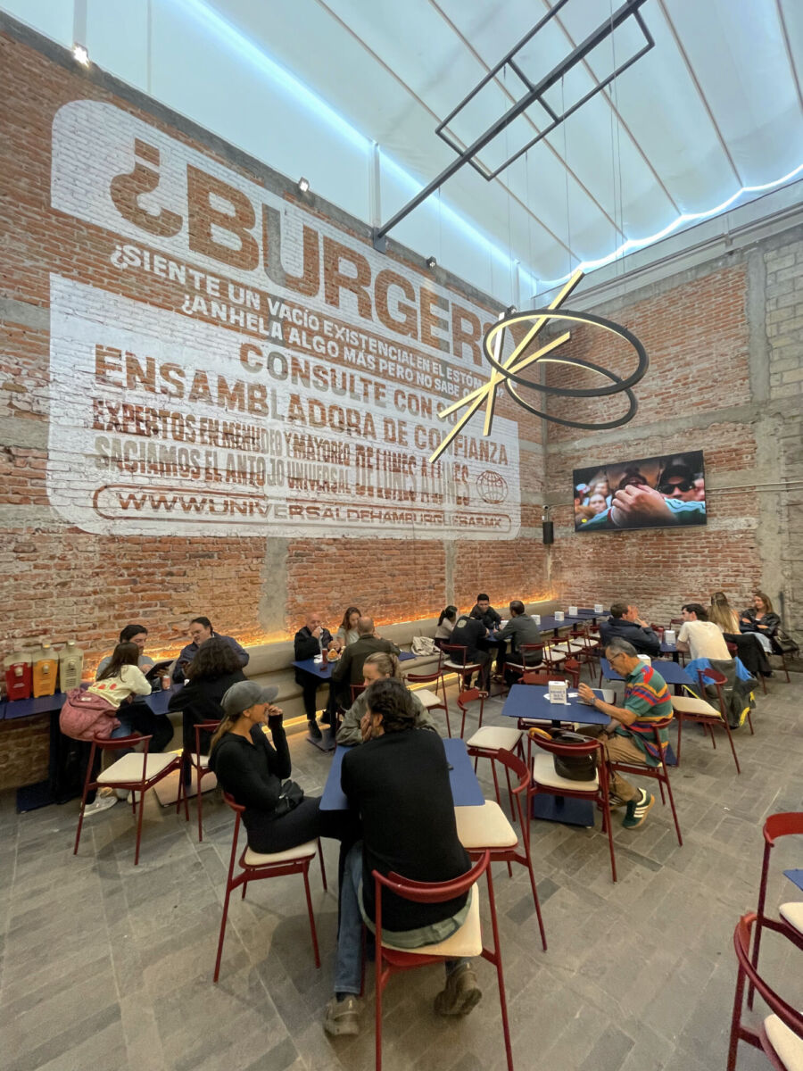Comedor de Universal de Hamburguesas en la CDMX