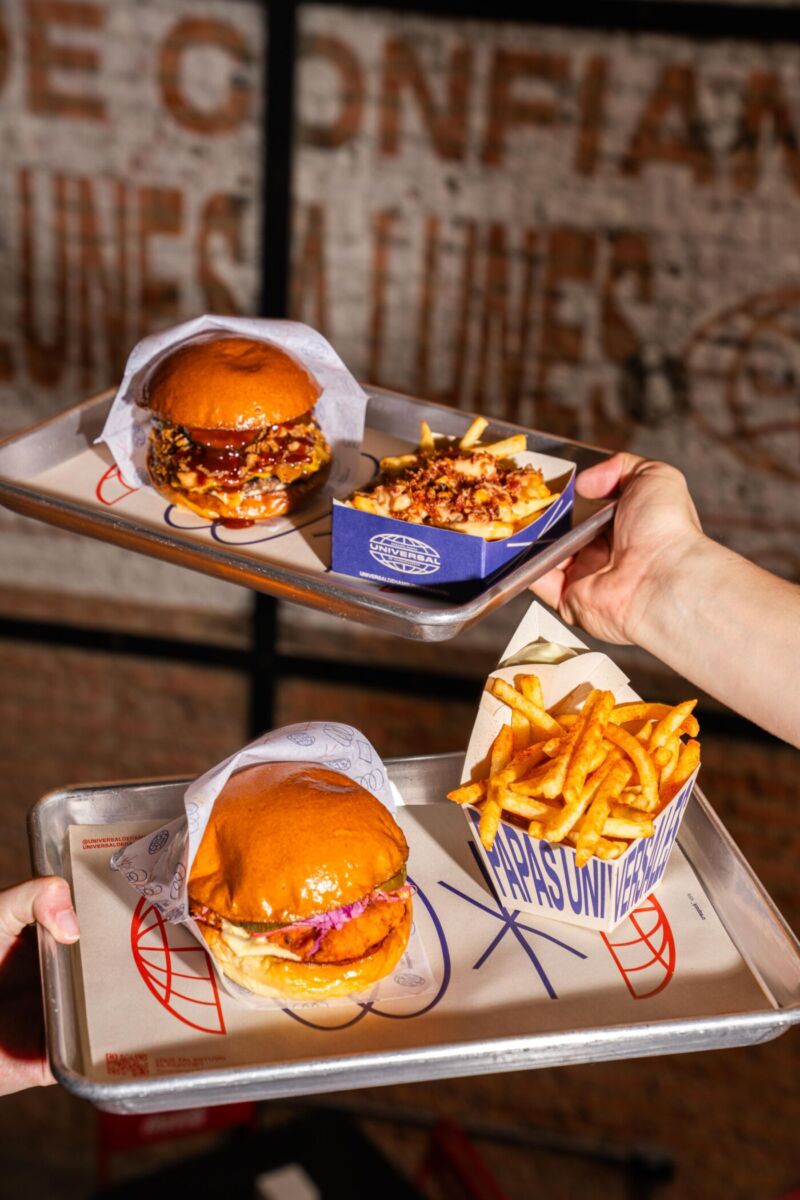 Hamburguesas y papas a la francesa en una charola de Universal de Hamburguesas 