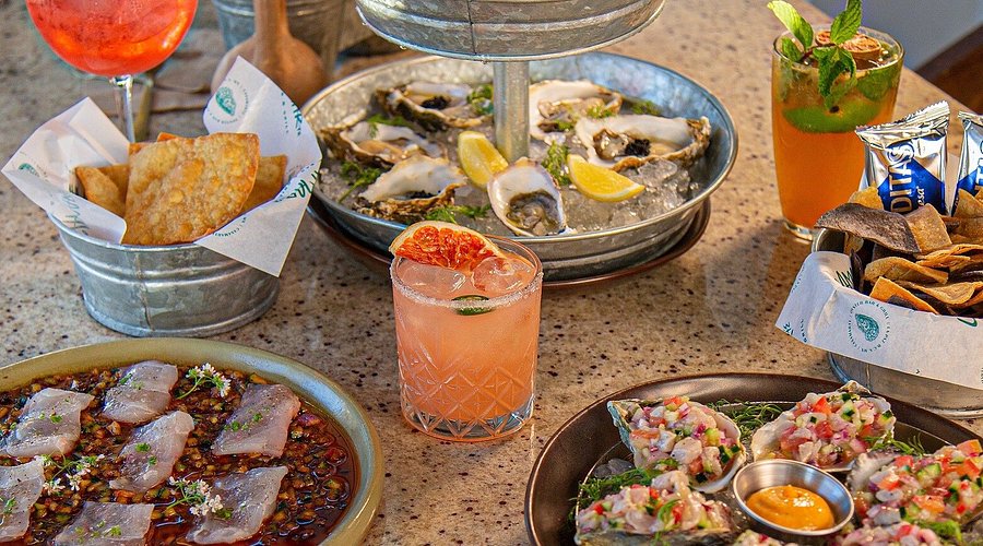 mesa con platos de mariscos y pescados