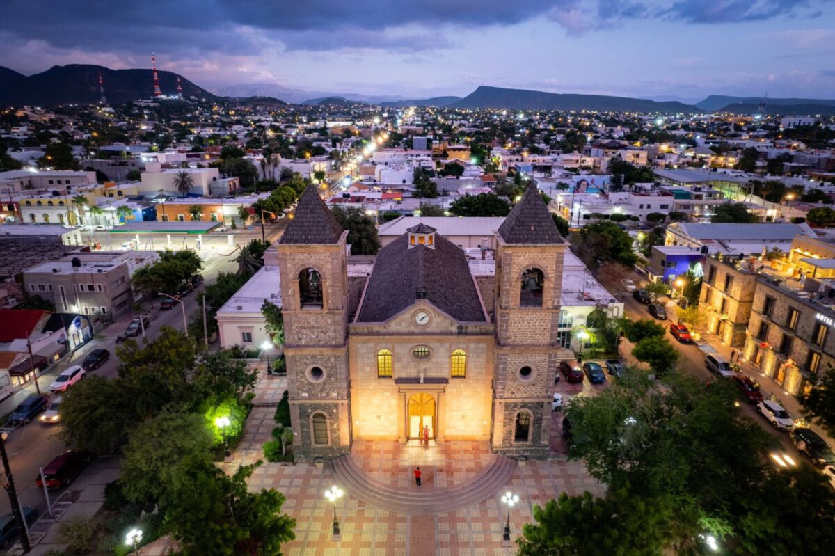 toma aérea de la catedral de la paz baja california sur