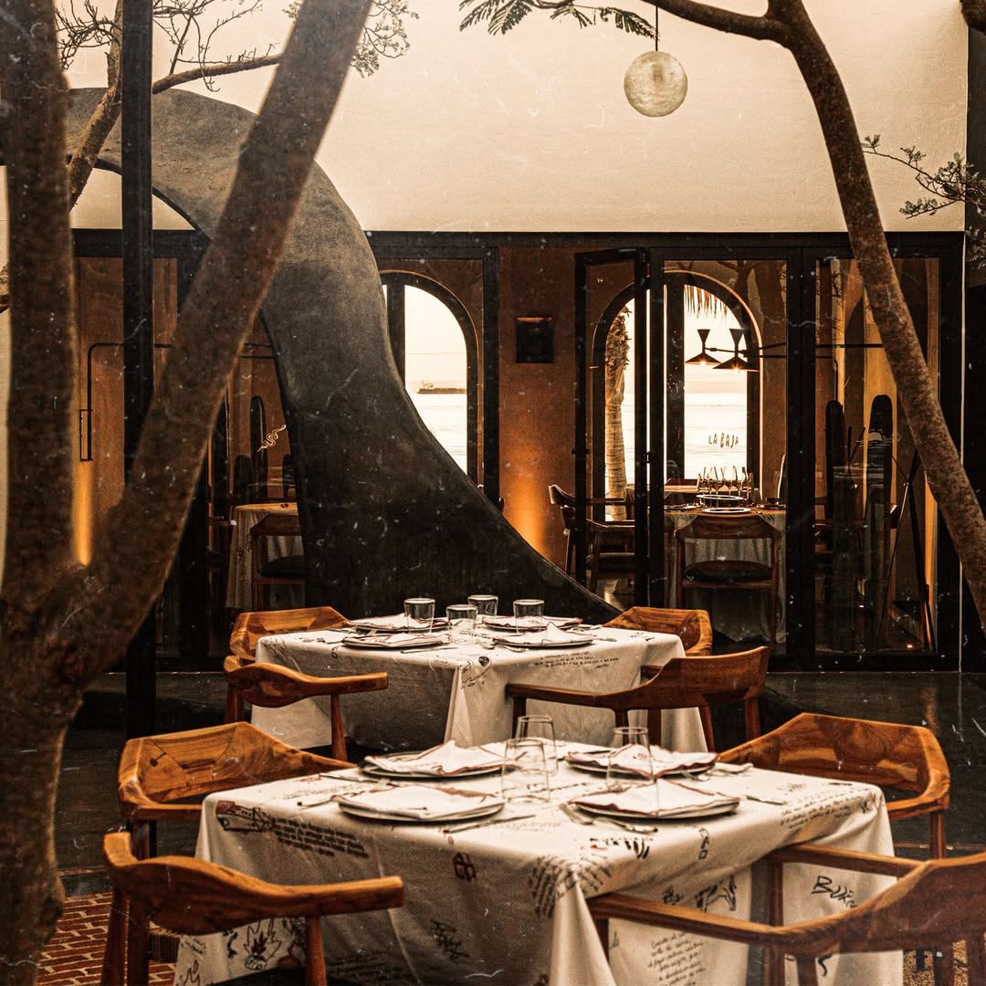 restaurante elegante con manteles blancos bordados