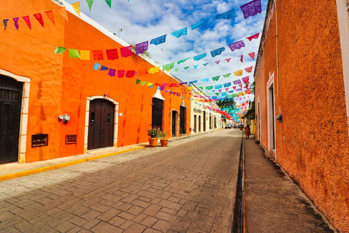 calle colorida con papel picado 