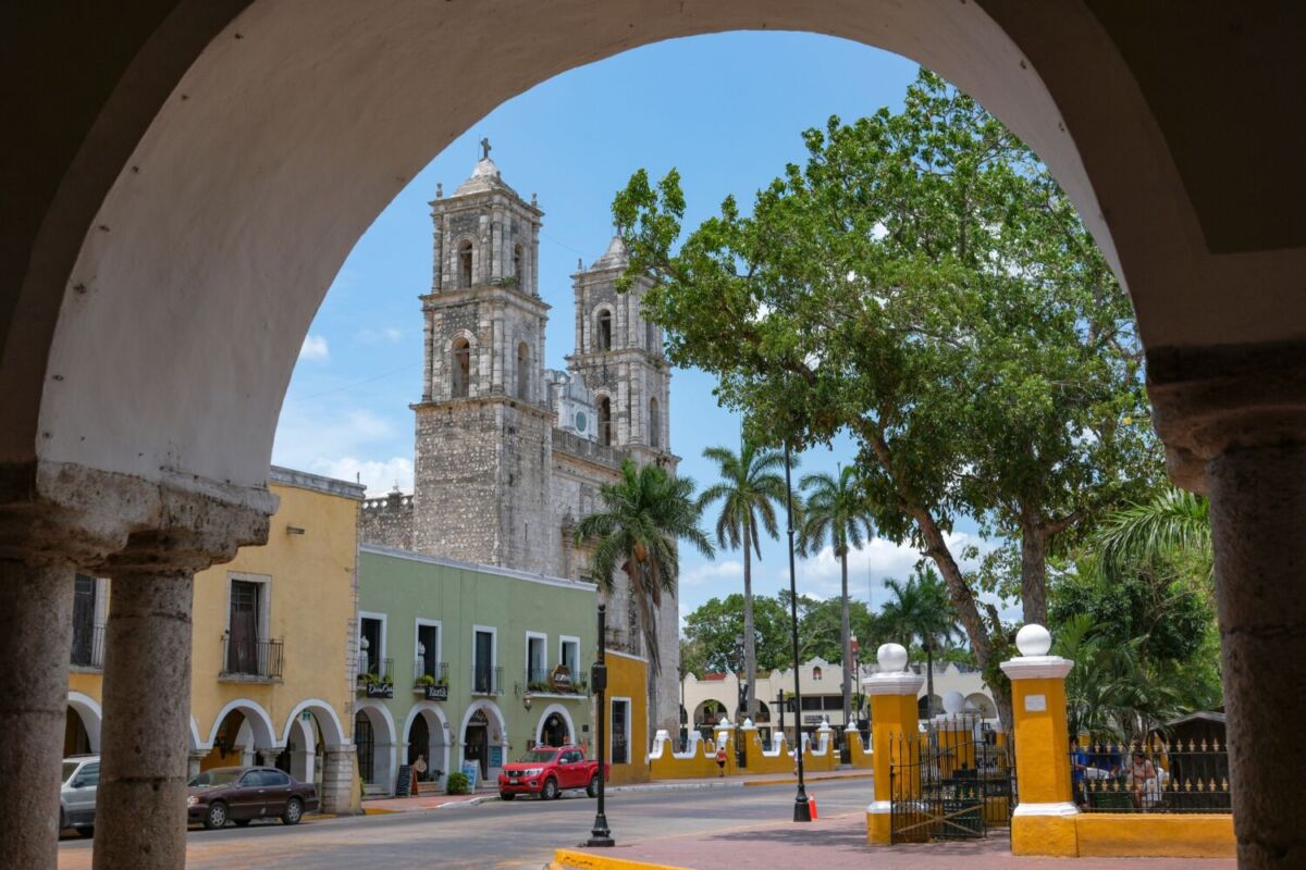 La ciudad de México donde las casas son de colores: tiene cochinita pibil deliciosa y cenotes turquesa
