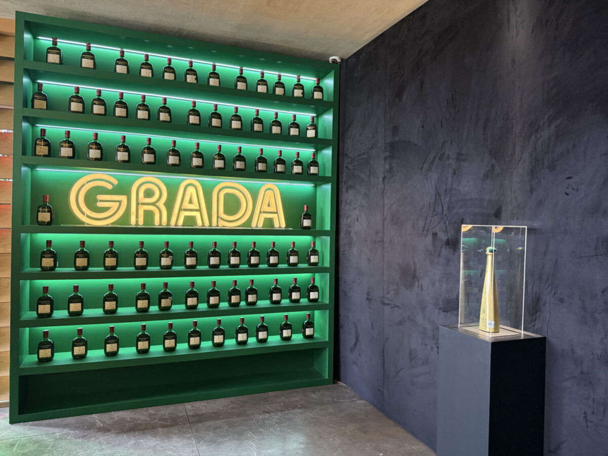 Estante con bebidas alcohólicas en GRADA, un lugar para ver el mundial en CDMX