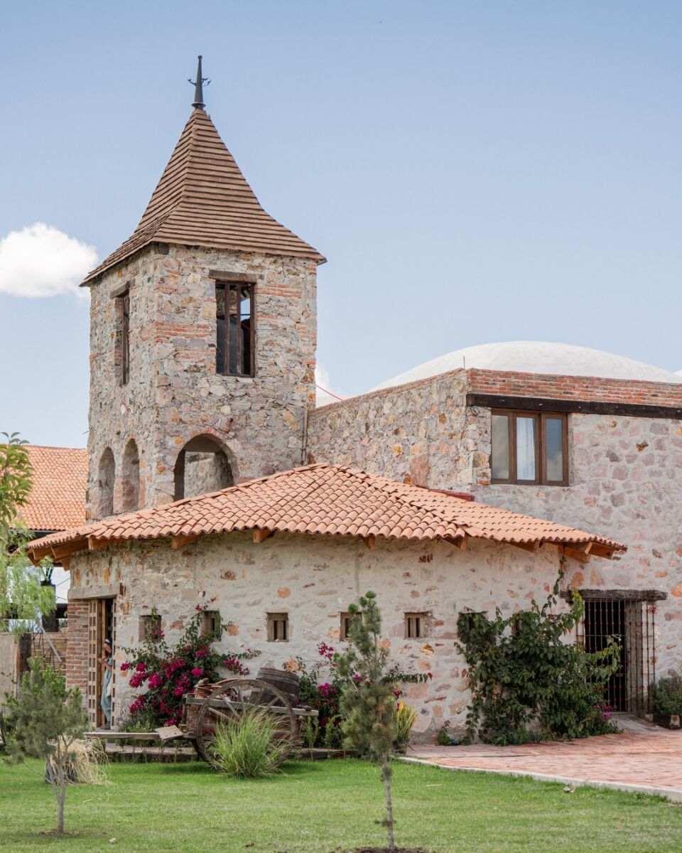 Estructura principal del hospedaje en viñedo en Tierra Alonso