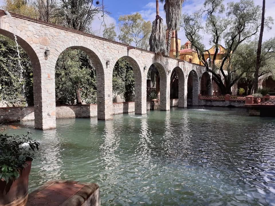 acueducto cruzando un manantial en hacienda atongo 