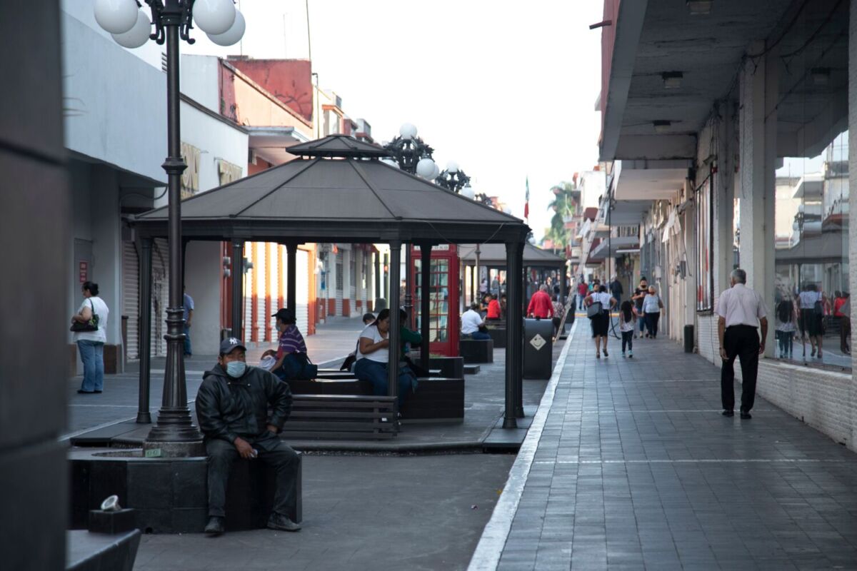 gente caminando en las banquetas de orizaba veracruz