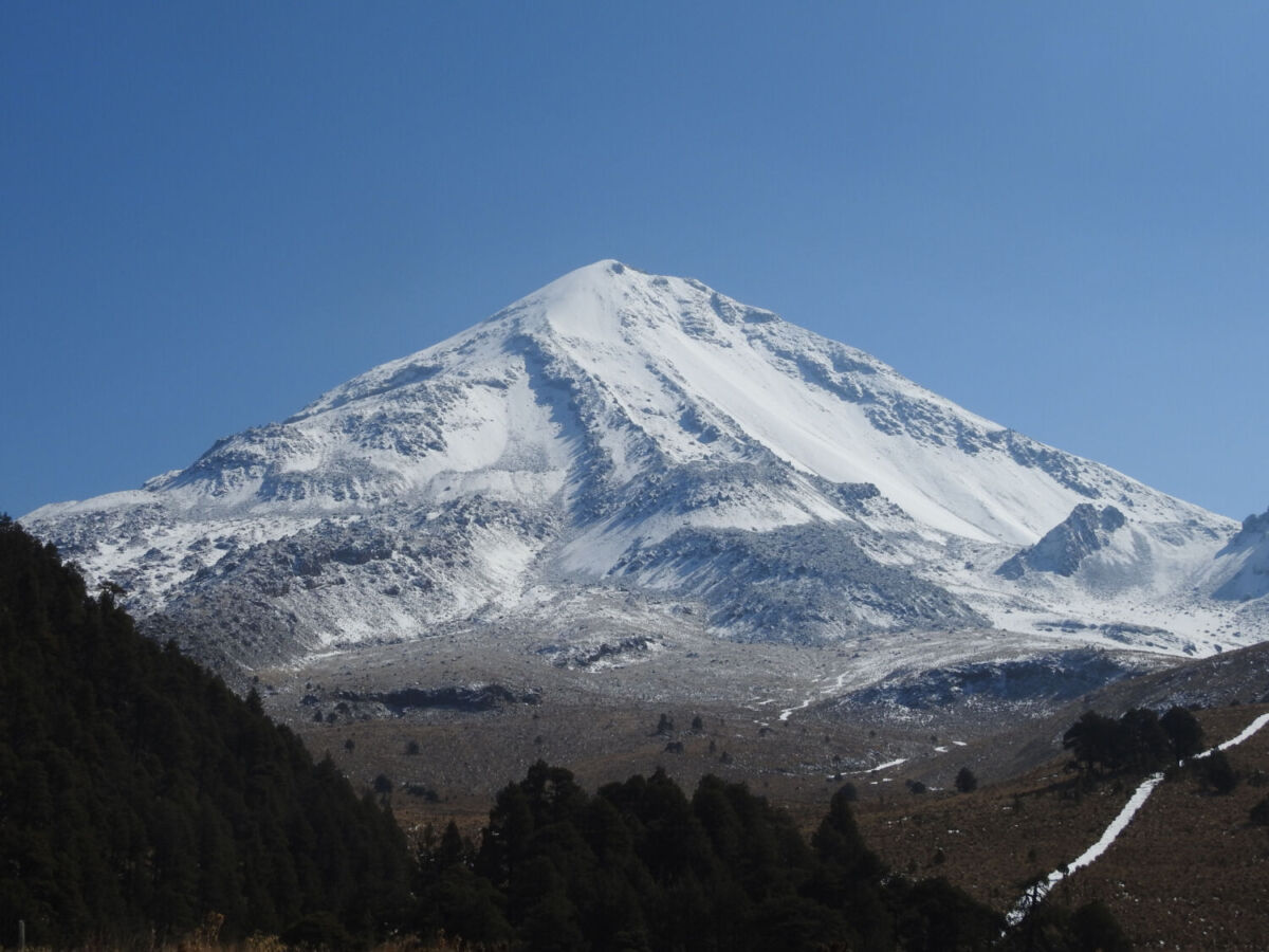 el Pico de Orizaba cubierto de nieve 