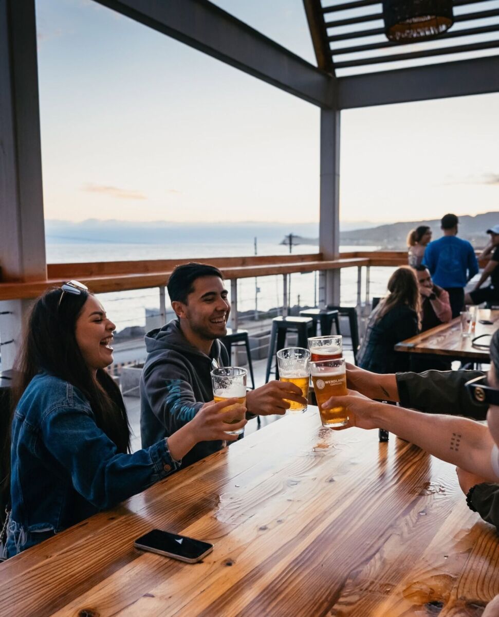 Amigos brindando en Wendlandt Tasting Room en Ensenada