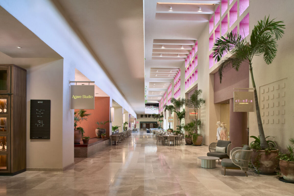 pasillo gastronómico en resort de lujo 