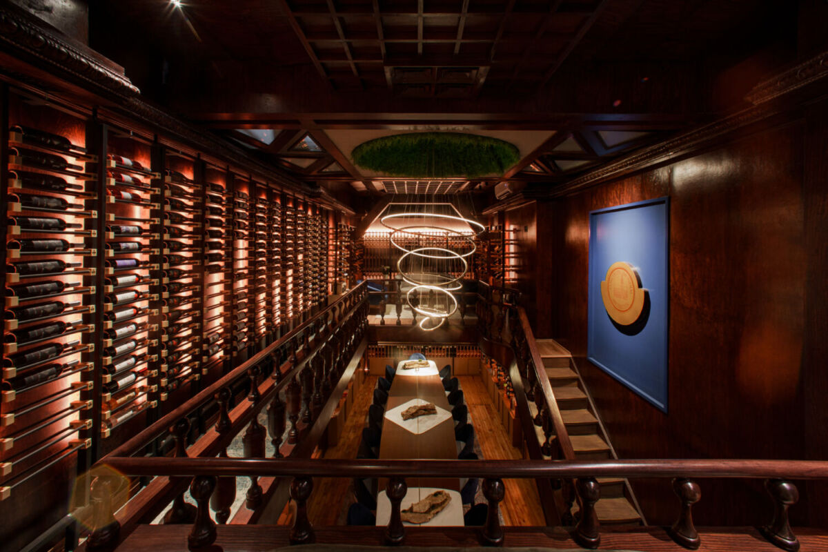 Cuarto de madera lleno de vinos en el Wine Bar by CMB en la CDMX