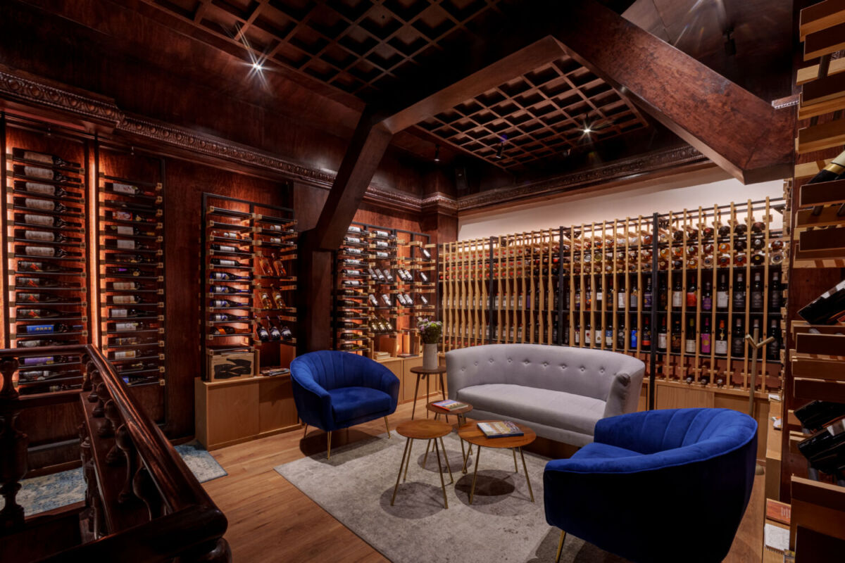Sala elegante llena de vinos en el Wine Bar by CMB
