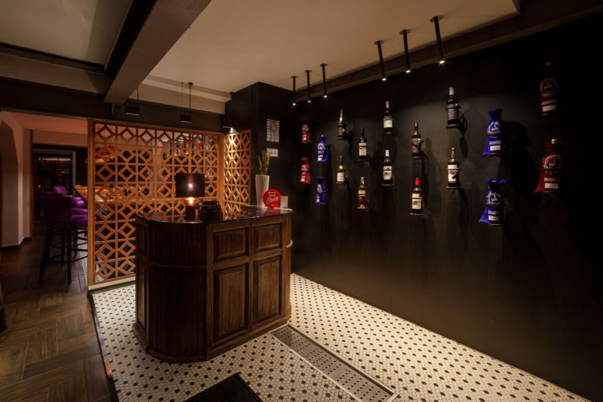 Pared llena de vinos en el Wine Bar by CMB