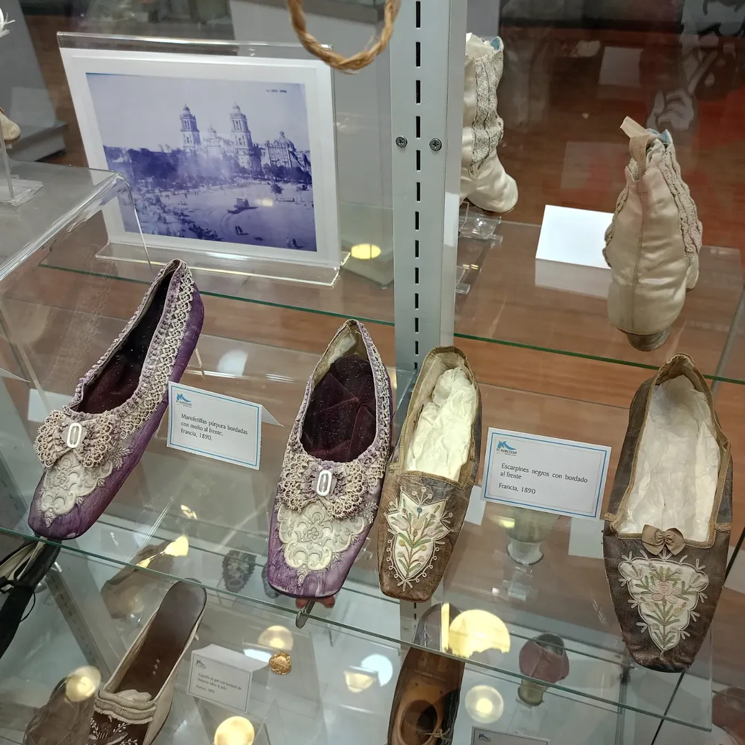 zapatos antiguos en exhibición 