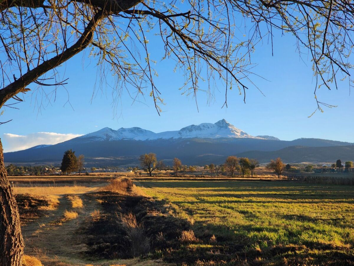 panoramica un campo soleado con el nevado de toluca al fondo
