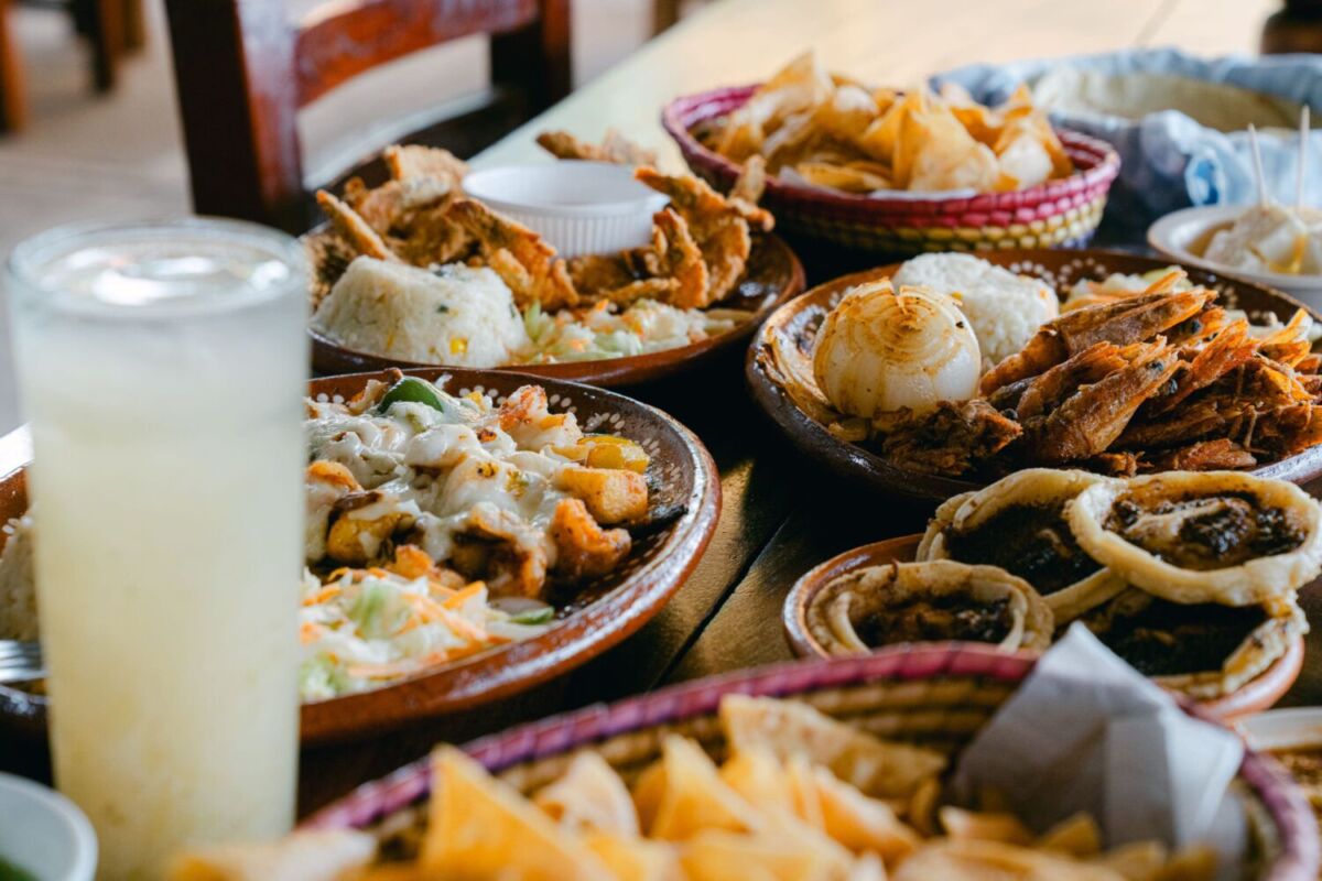 mesa con platos típicos con mariscos