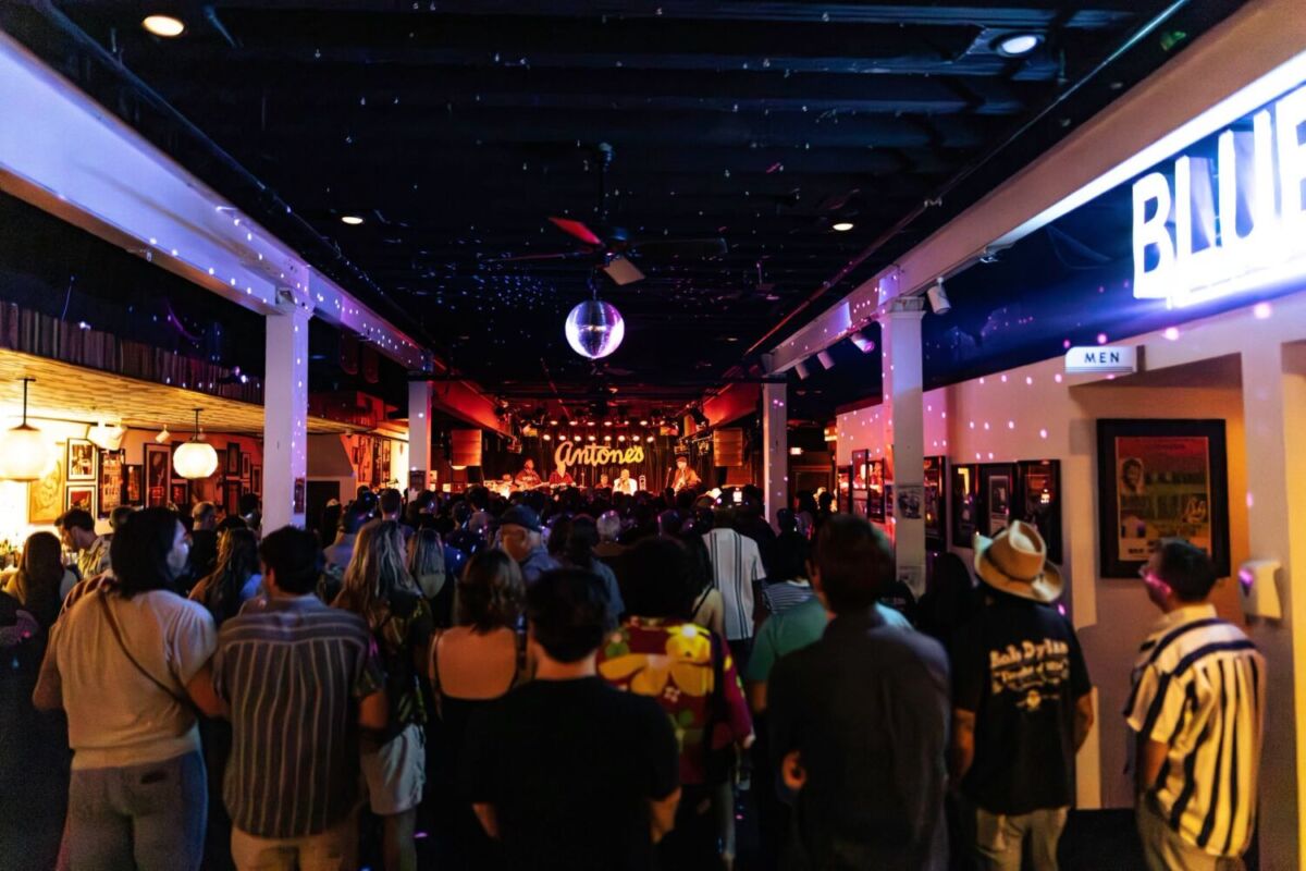 interior de antone's nightclub en austin
