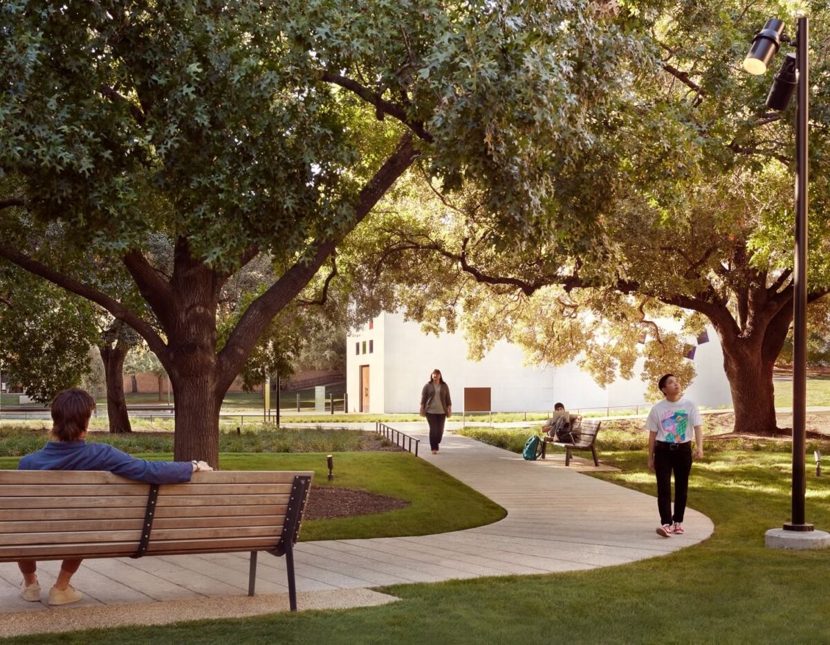 gente paseandotelos por los jardines de the Blanton Museum of Art