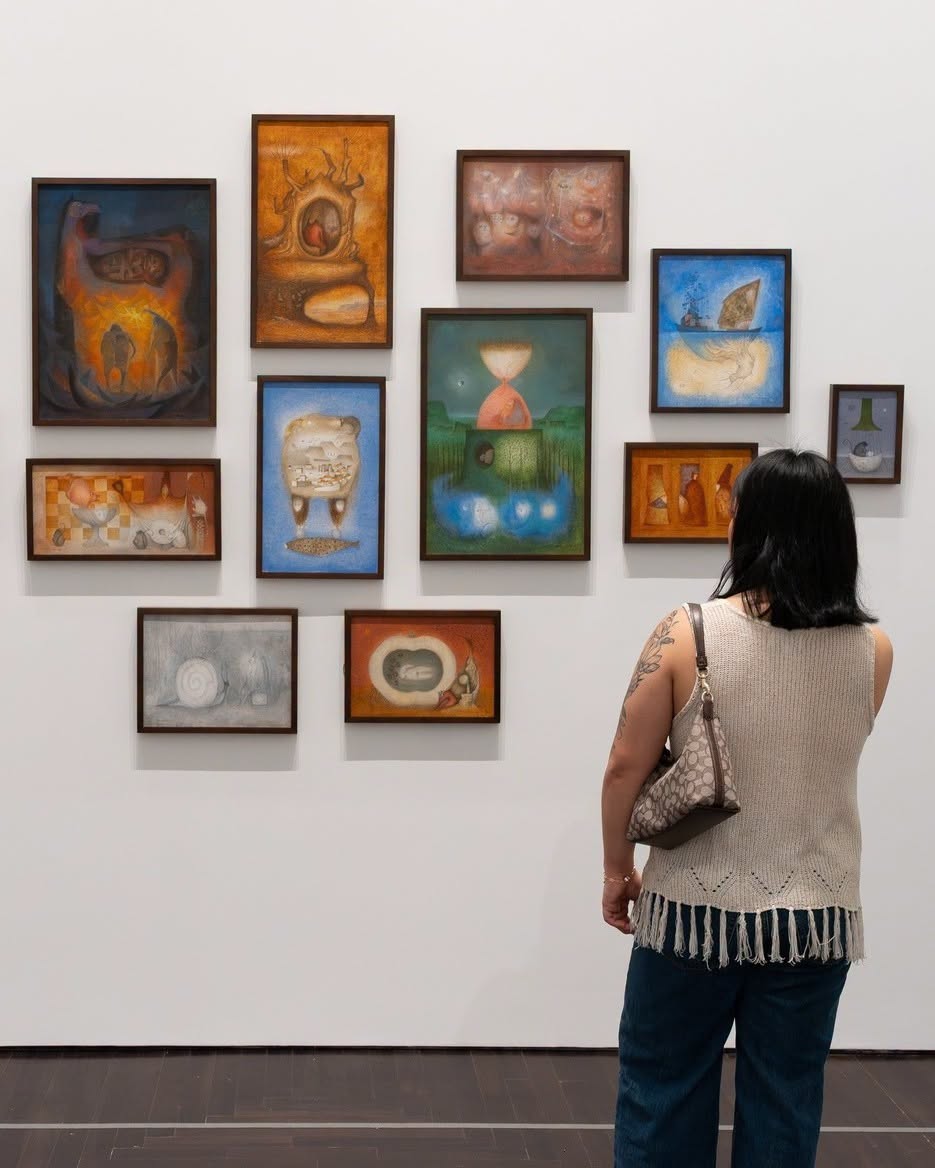 mujer en un museo de arte
