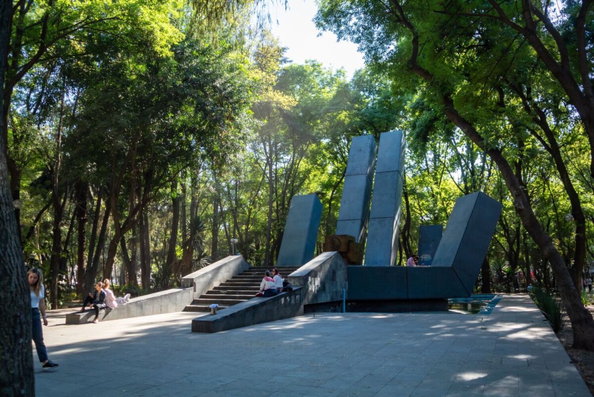 parque españa con escultura de día