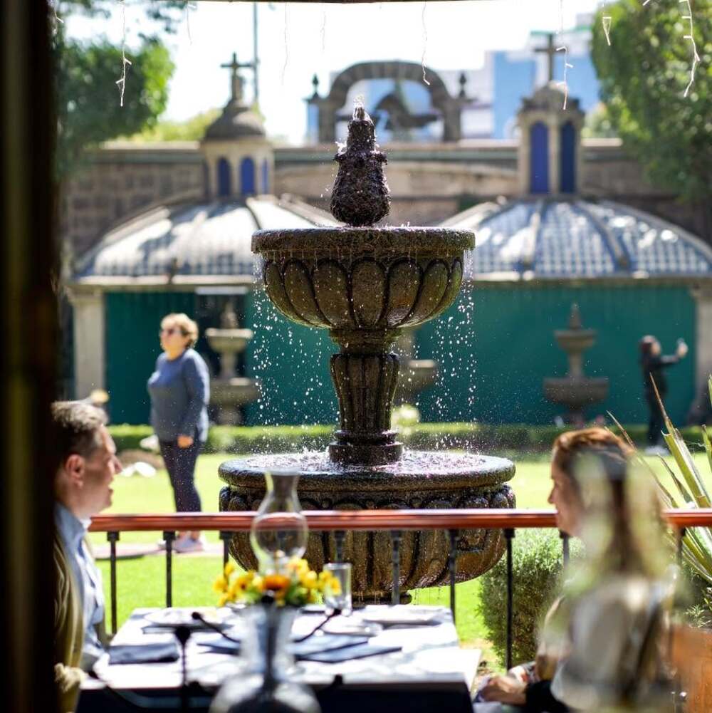 Personas comiendo en el restaurante de la Antigua Hacienda de Tlalpan