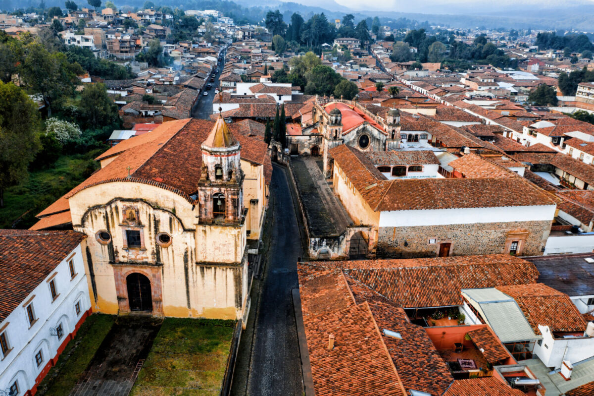 El encantador Pueblo Mágico de Michoacán donde puedes probar atole ancestral: hay de maíz y de cacao 