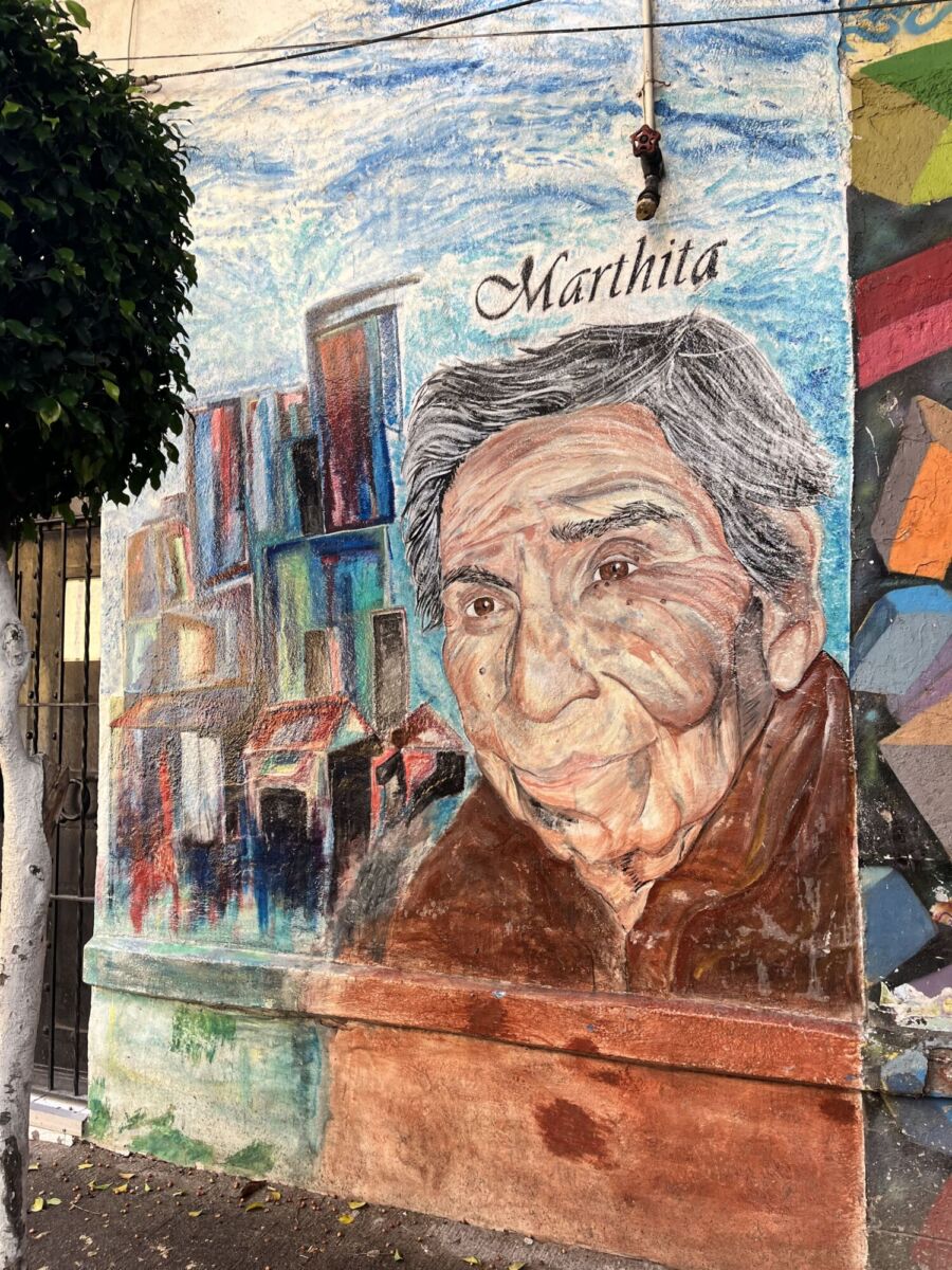 mural de una mujer mayor en la romita
