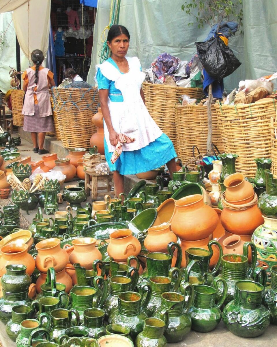 artesana vendiendo barro verde en oaxaca
