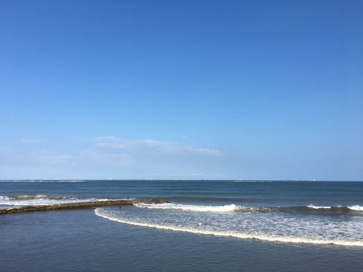 playa con mar de oleaje tranquilo con cielo azul