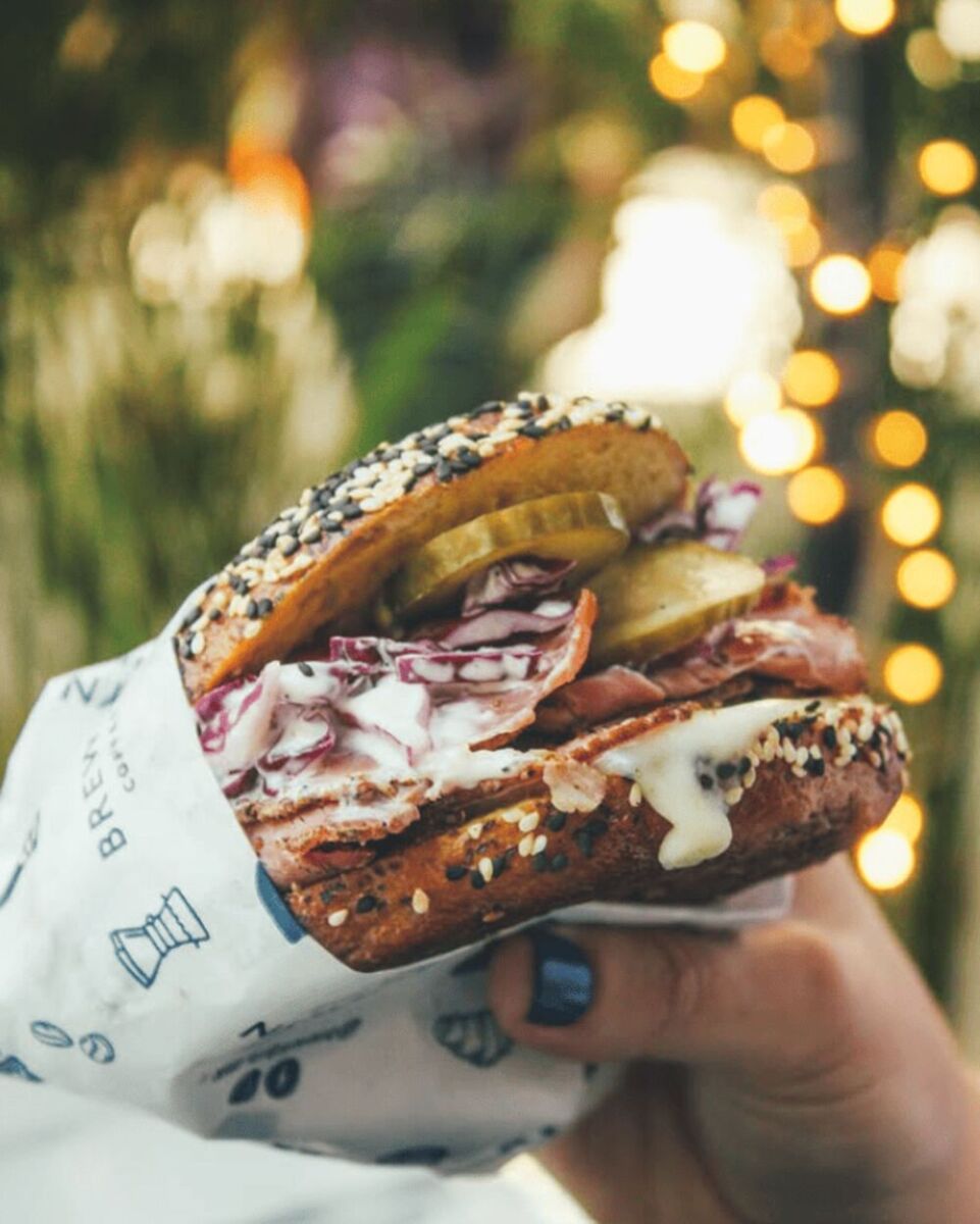 bagel con roast beef y pepinillos