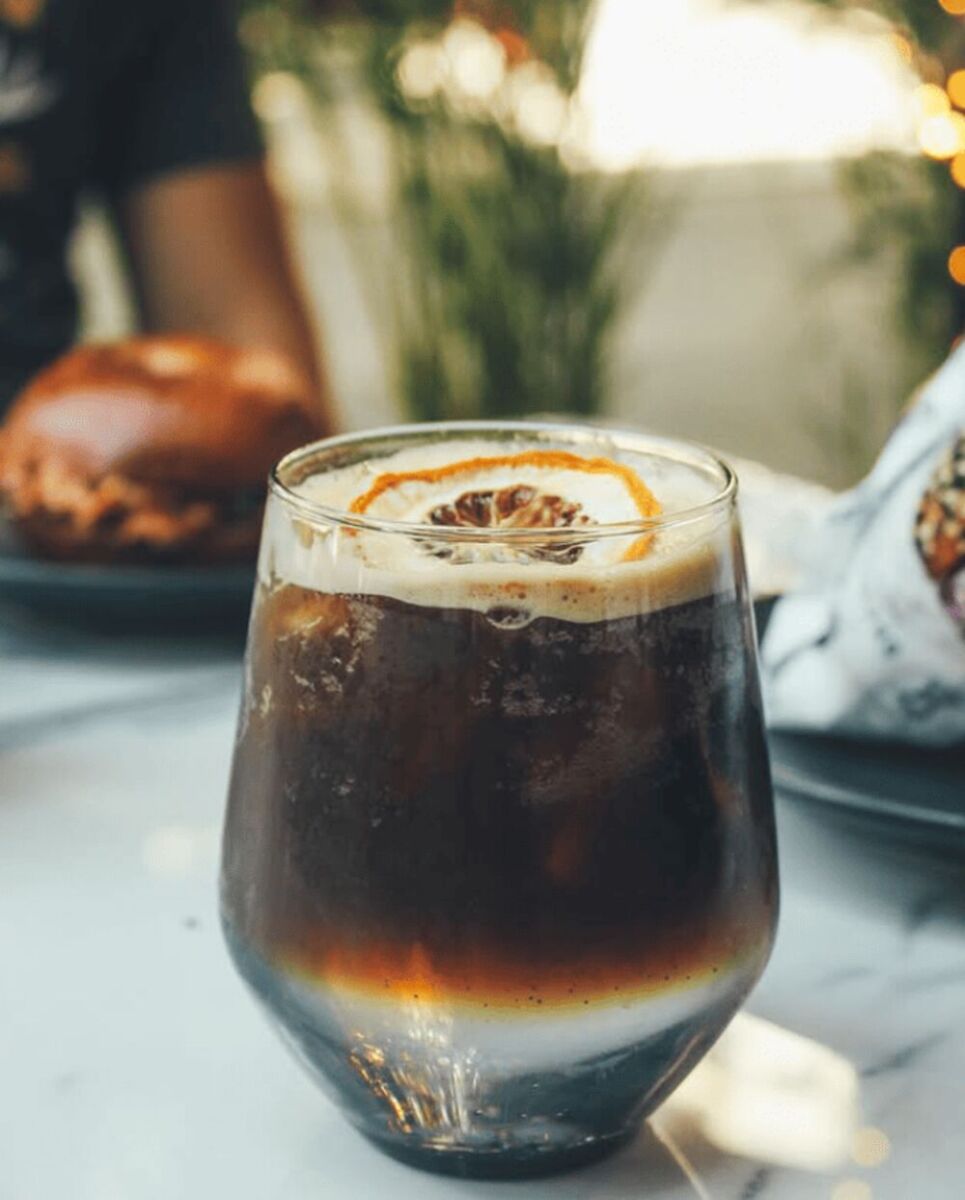 bebida de café con rodaja de naranja