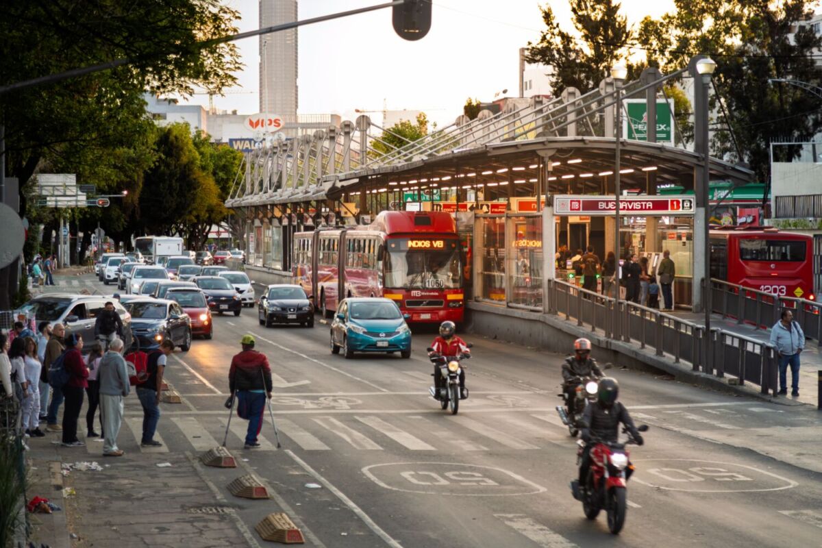 calles de buenavista con metrobus, coches y motos