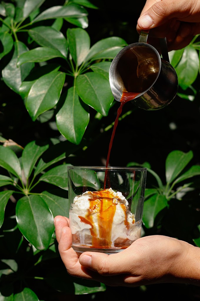 un vaso con helado y café 