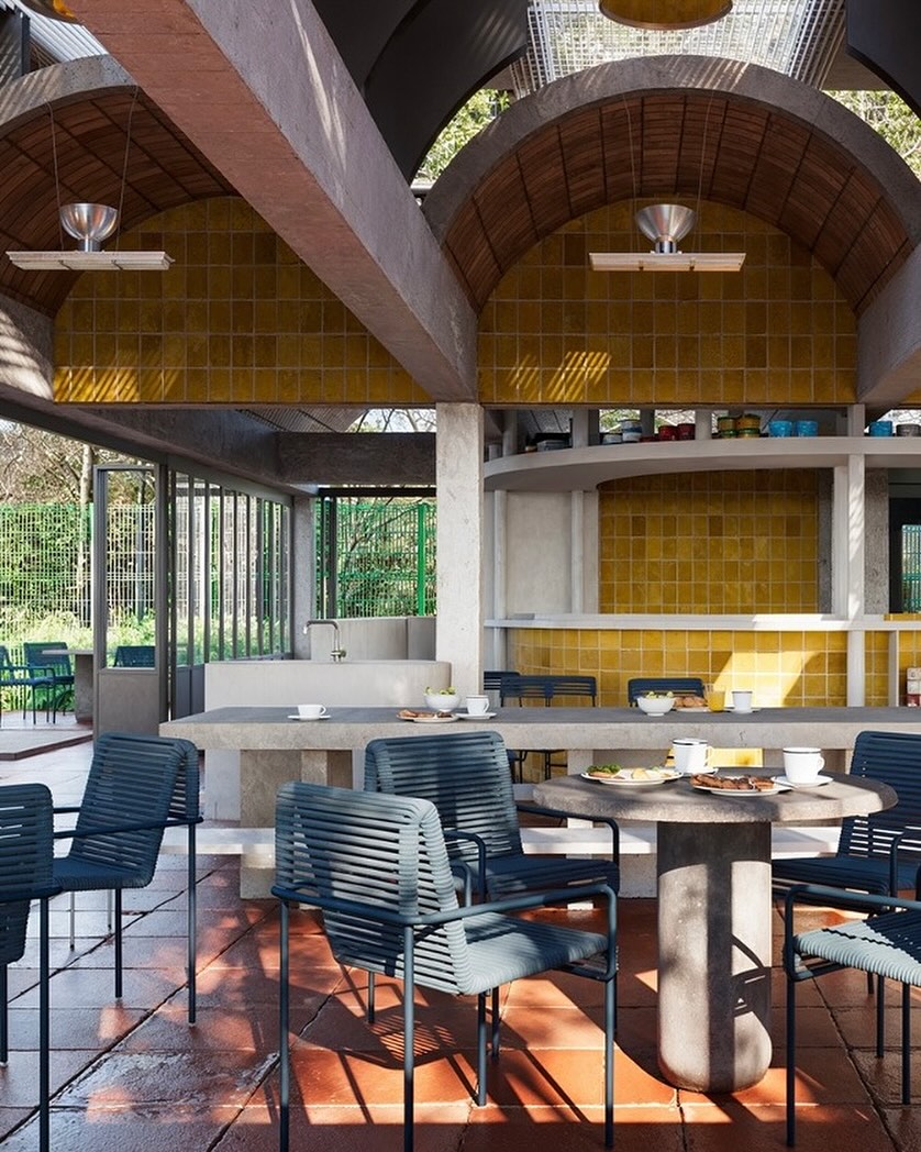 mesas y sillas de una cafeteria en Chapultepec