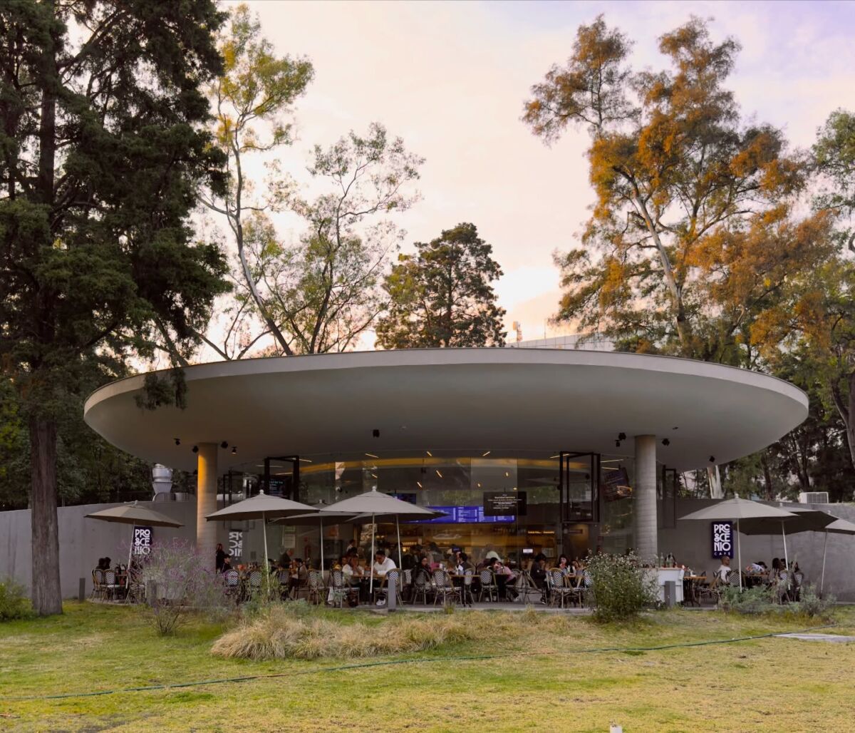 fachada de una cafetería en el Bosque de Chapultepec