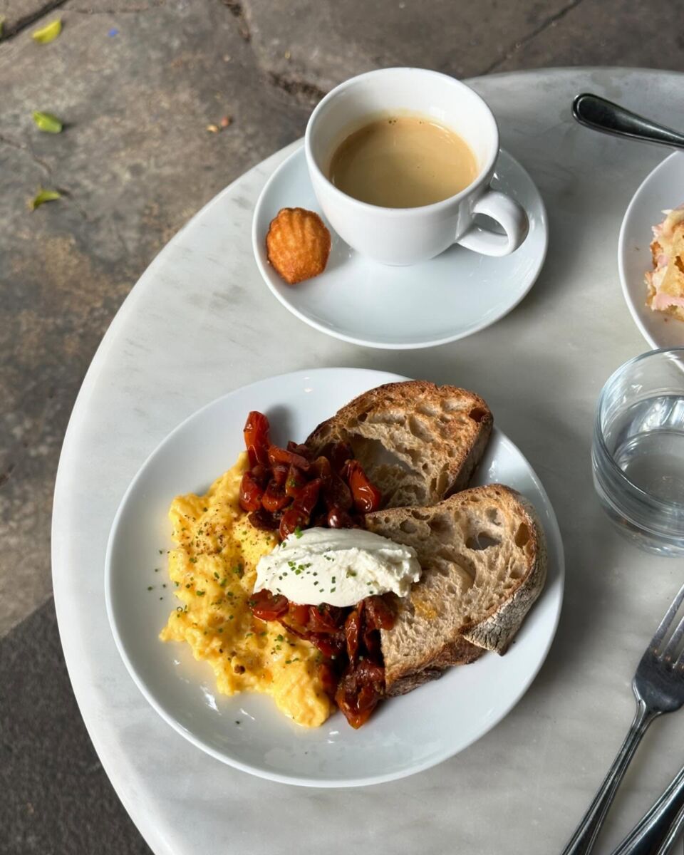 un plato con huevo y pan y una taza de café 